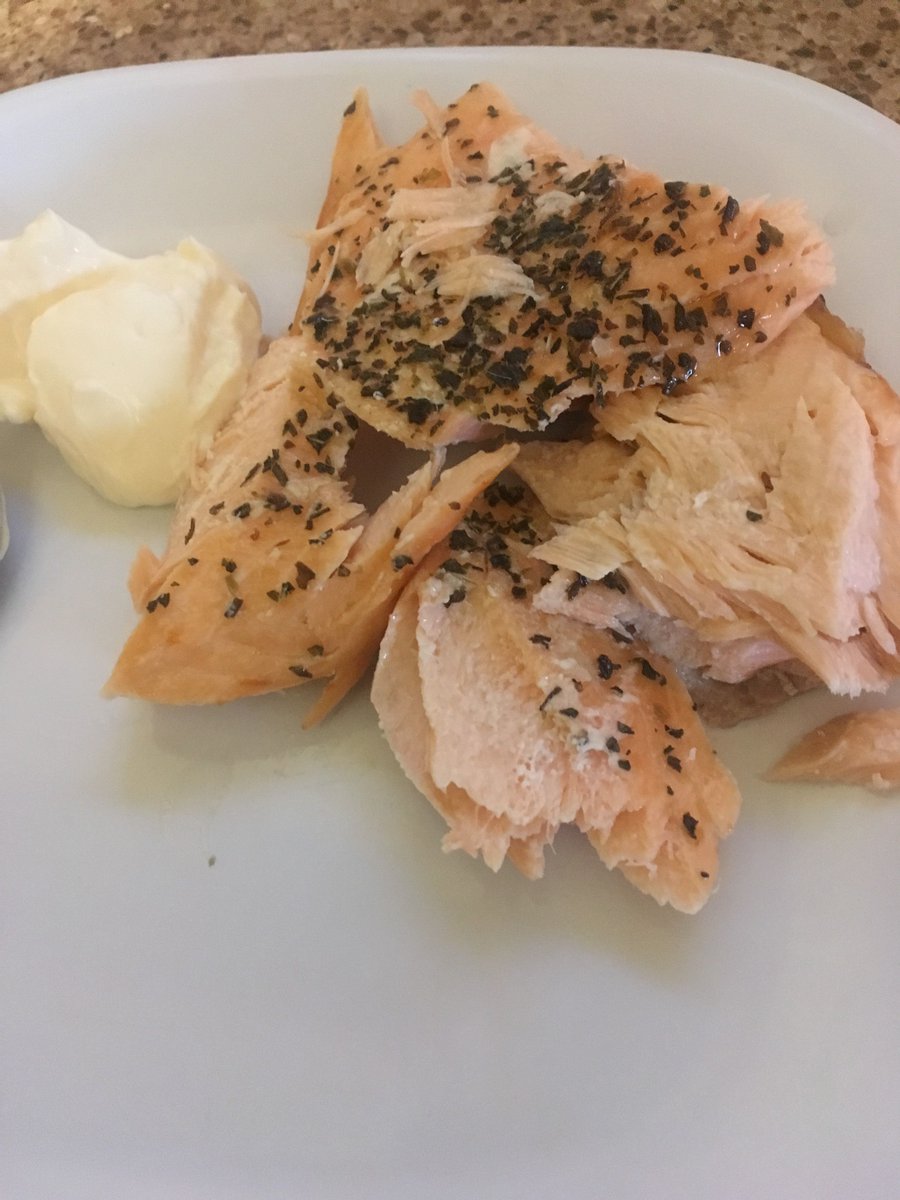 LANutritionDcn's tweet photo. How much is a portion of salmon? Stop guessing with your palm. #portions #weightloss #healthy #21dayfix #fecoach https://t.co/GPBkwyGpbc