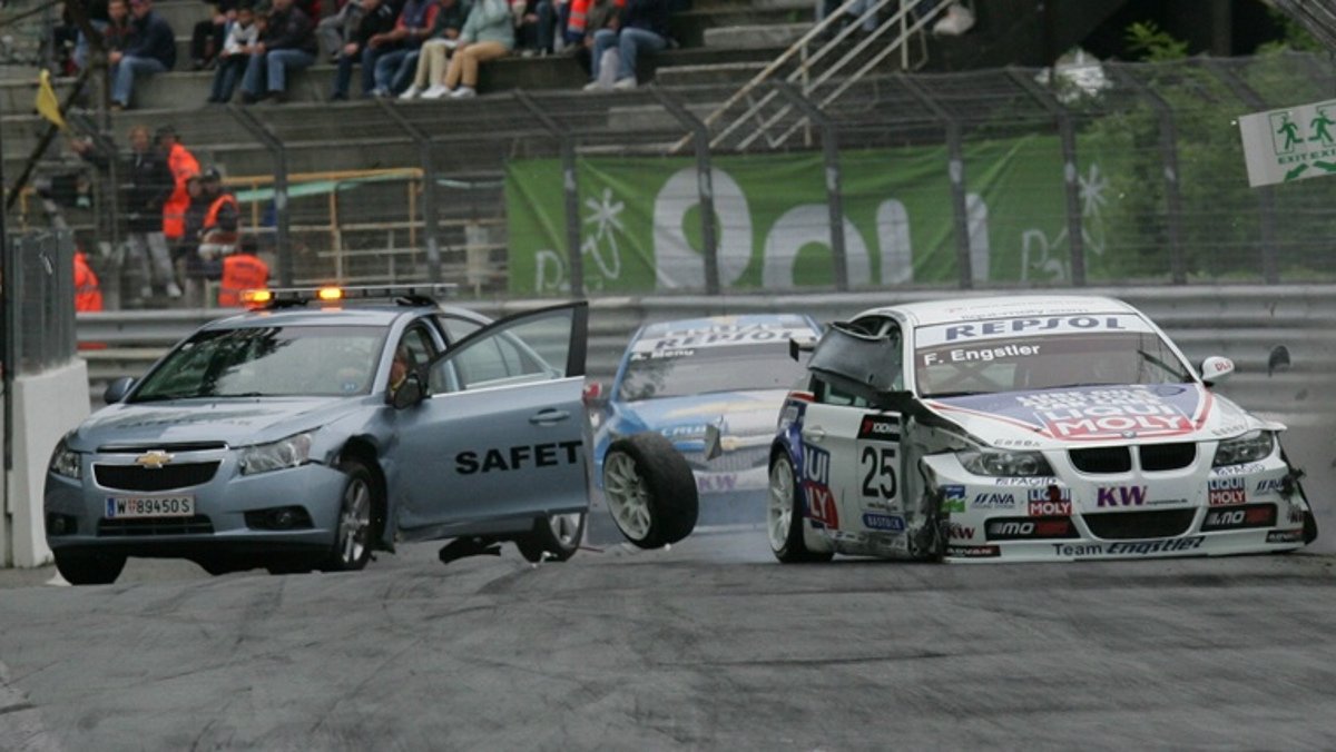 topgearespanol's tweet photo. Las 11 mayores cagadas del safety car en el Motorsport: ¡qué peligro! 😳😳  https://t.co/INRVUbzosO https://t.co/WgGkmGTAH9