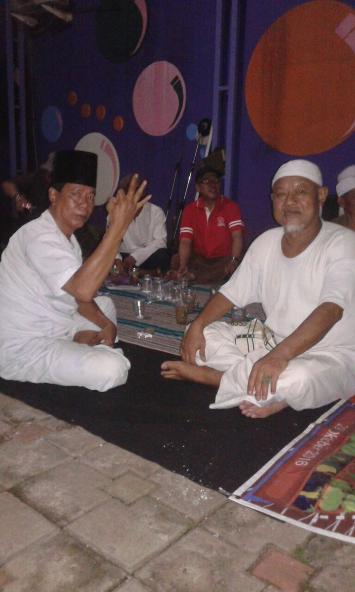 PKS_LB's tweet photo. #RembugReboan Warga Lubang Buaya terus berlanjut, siap menangin Anies-Sandi 19 April nanti @JktMajuBersama https://t.co/J2rTbhqYS2