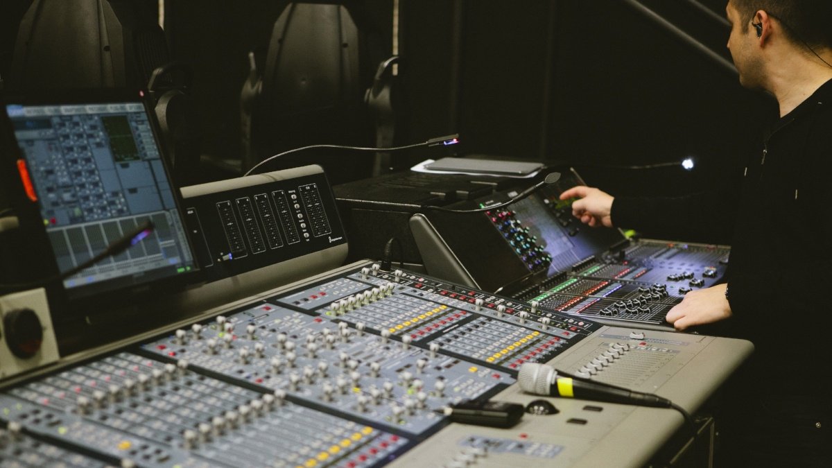 thrive_college's tweet photo. Work side-by-side with experts doing real ministry in our Production Major. Check out the team >> https://t.co/3lqmfVx0o3 https://t.co/2YTNPBx8Qg