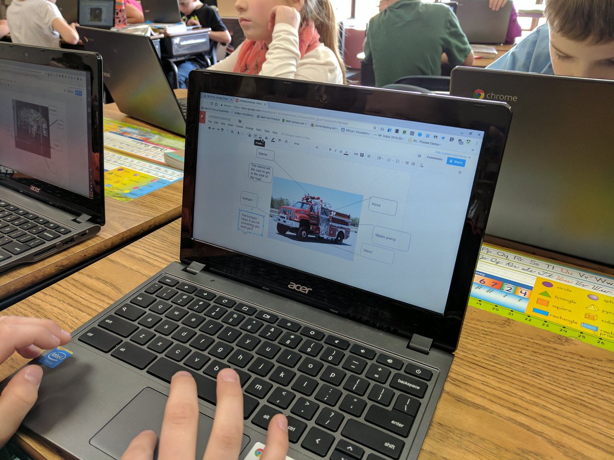 cdobis3rdtech's tweet image. Focusing on text and graphic features using Google drawing. Ss creating something they have an interest in.