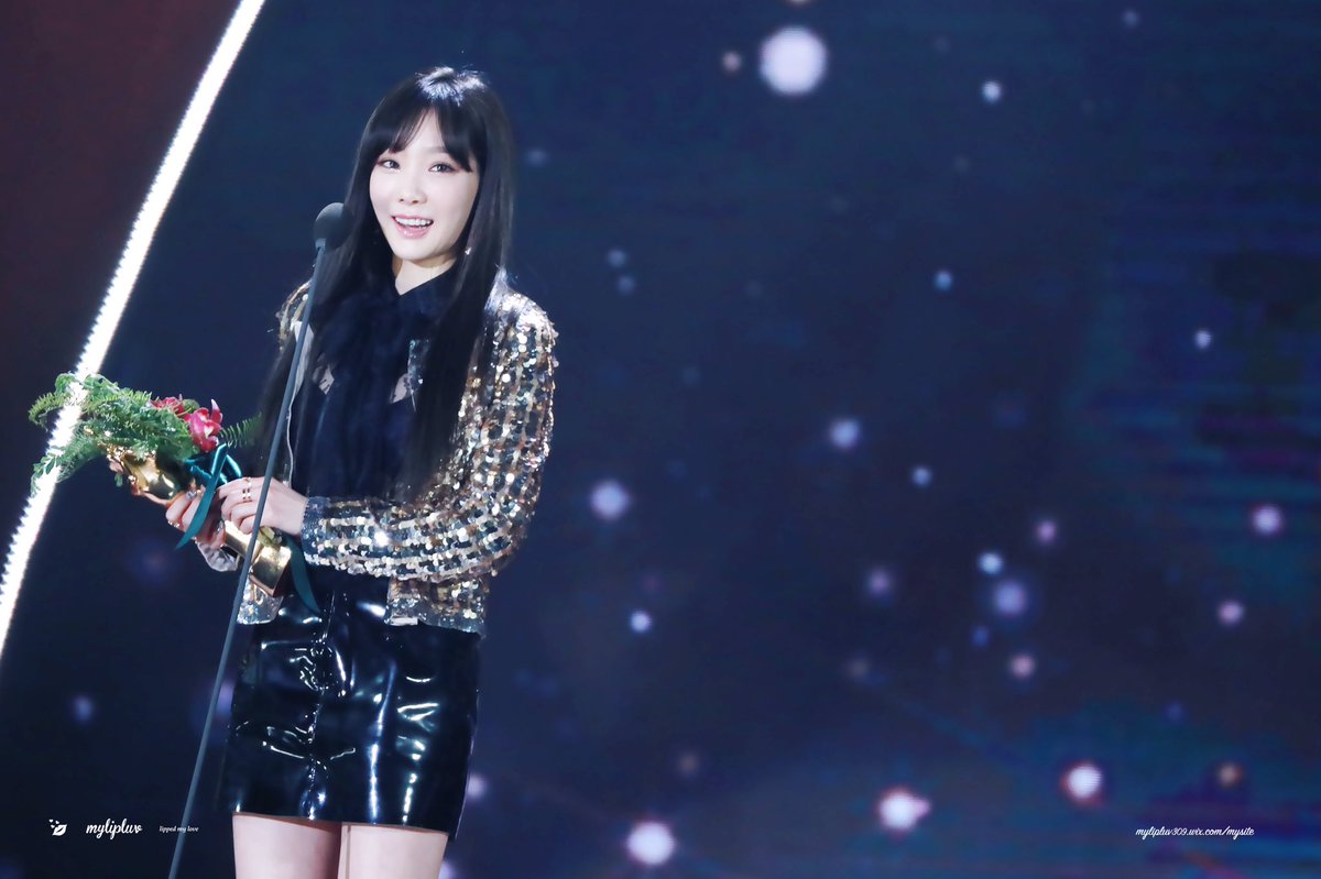 [PIC][13-01-2017]Hình ảnh mới nhất từ "31st Golden Disk Awards" của TaeYeon và MC SeoHyun - Page 4 C6aIp28U8AAj1vp