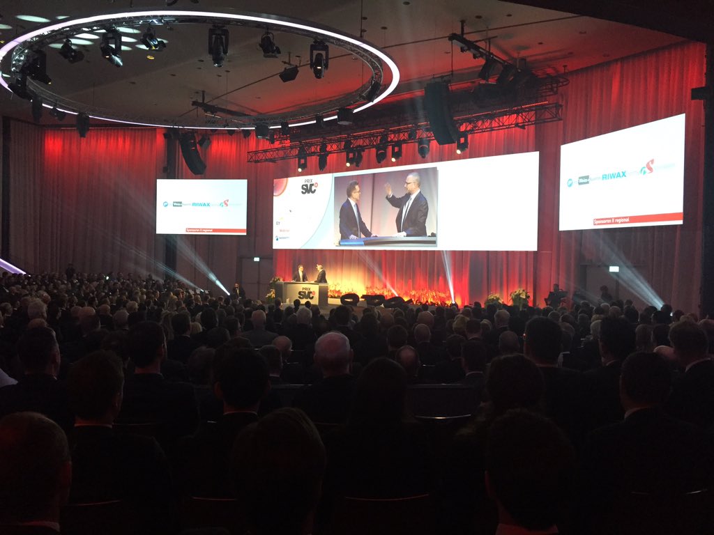 ck_info's tweet photo. Absolutes Fullhouse am #PrixSVC im #Kursaal #Bern aus Sicht des Stehplatzes. Wer zu spät kommt wegen #Parkproblem, hat halt kein Sitz mehr. https://t.co/26GYJE0rGz
