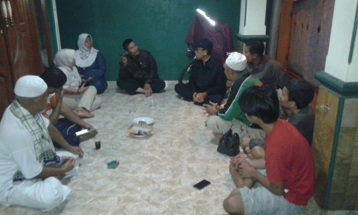 PKS_LB's tweet photo. Masih pada on-fire #RembugReboan nih warga Lubang Buaya, jangan sisain suara buat yg laen @JktMajuBersama https://t.co/EZHN31nHrE
