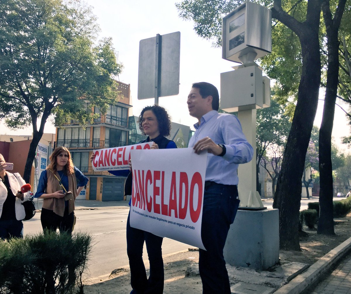 marianagc's tweet photo. Cancelamos cámaras simbólicamente. Estamos a favor de la seguridad vial pero no de negociazos a costa de los capitalinos. #CDMXsinFotoMultas https://t.co/L0iC3XfvkK