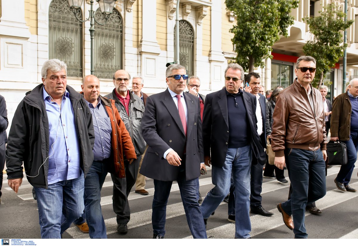 Gath___'s tweet image. Μα καλά, double breasted blazer με τζιν;;; Αυτή την αριστεία θέλουμε κυρίες και κύριοι;