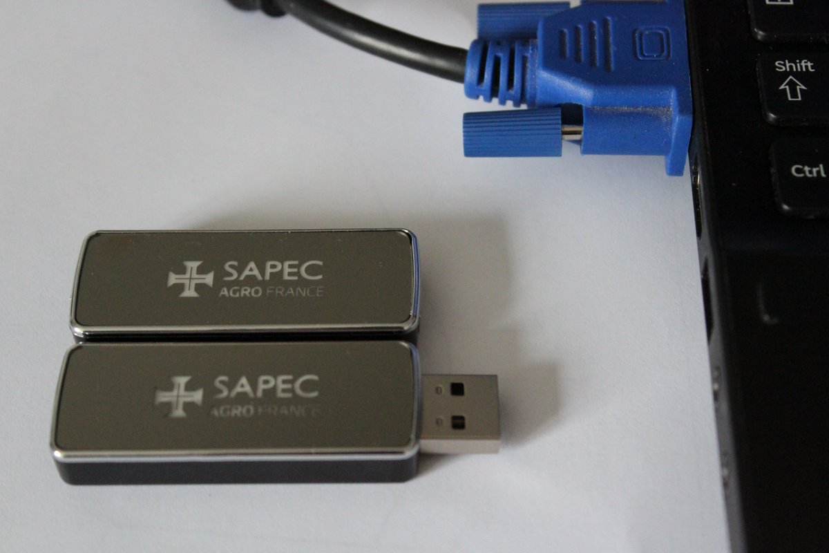 CqfdEvents's tweet photo. En images, la dernière clé usb réalisée par @CqfdEvents. Modèle avec clé rétractable et logo lumineux. #cléusb #objetpublicitaire https://t.co/ATJ3kx7i8O