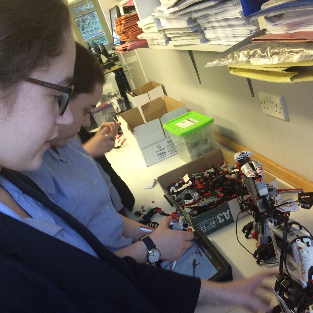 THSch_Computing's tweet photo. Working hard to build robots. #thcomputing https://t.co/XESOPQr6Zi