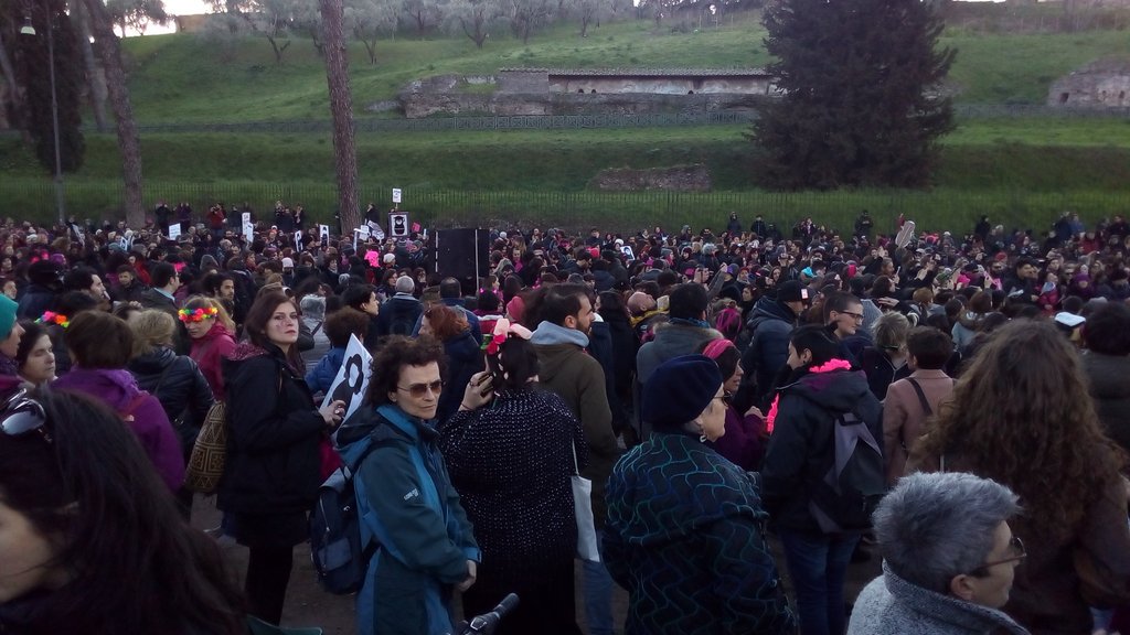 nonunadimeno's tweet photo. Anche oggi #siamoMarea a Roma e in tutto il mondo #nonunadimeno #FeminiStrike https://t.co/wBmrVKTh80