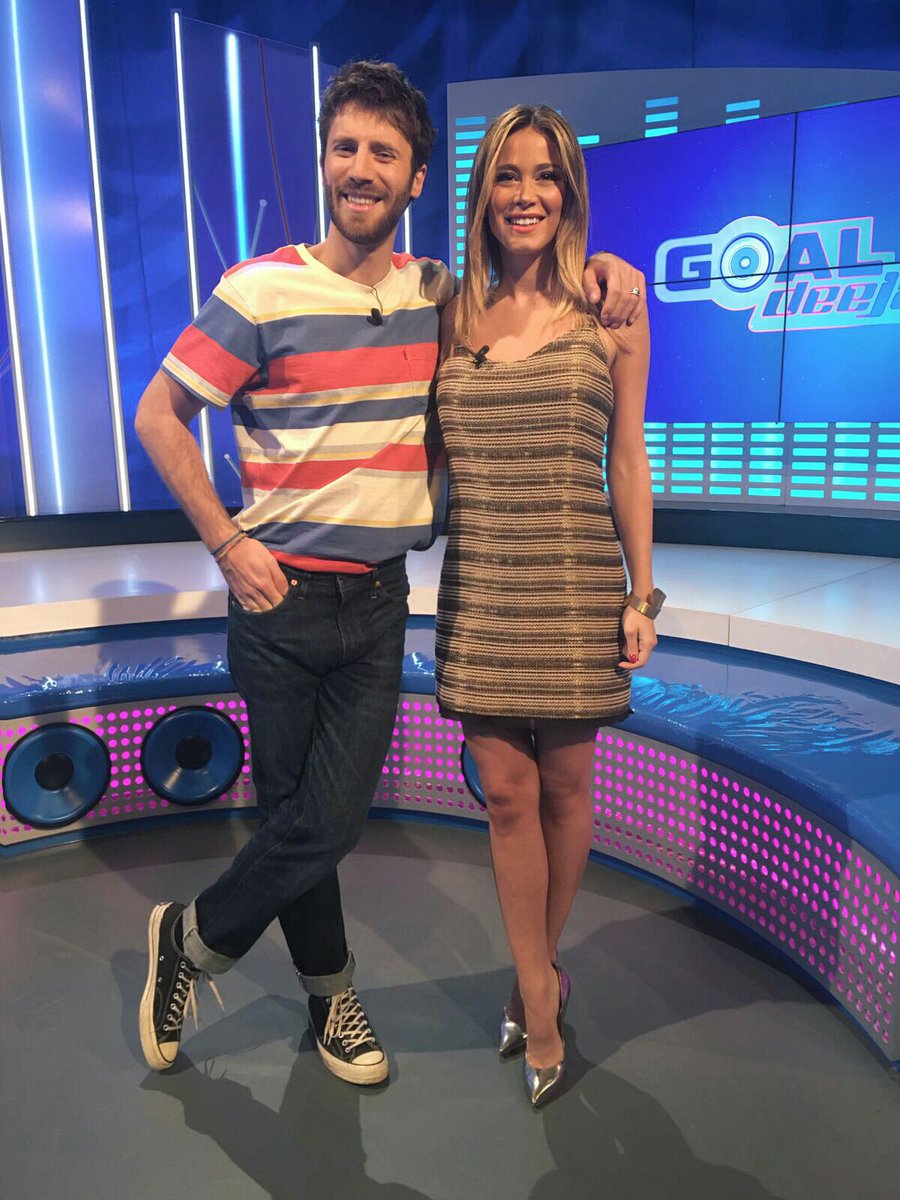 SkySport's tweet photo. #GoalDeejay10 con @DilettaLeotta e @nicdedevitiis! La #HorrorDeejay, i vostri gol da casa e una sorpresa…canora! 😂😂 18.50 su #SkySport 1! https://t.co/McUAp51Pks