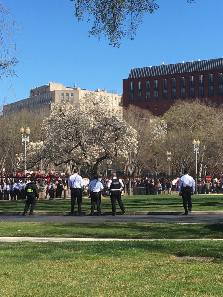 kristindonnelly's tweet photo. Secret Service inside the WH gate checking out protests outside the gate https://t.co/w8nUJl0BZj