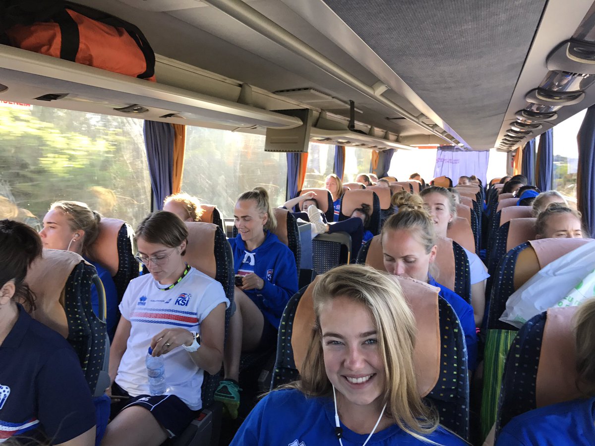 Stelpurnar einbeittar að hlusta á Daða Frey á leiðinni í síðasta leik! Elín Metta veit samt alltaf hvar myndavélin er 👌🏼 #AlgarveCup #12stig