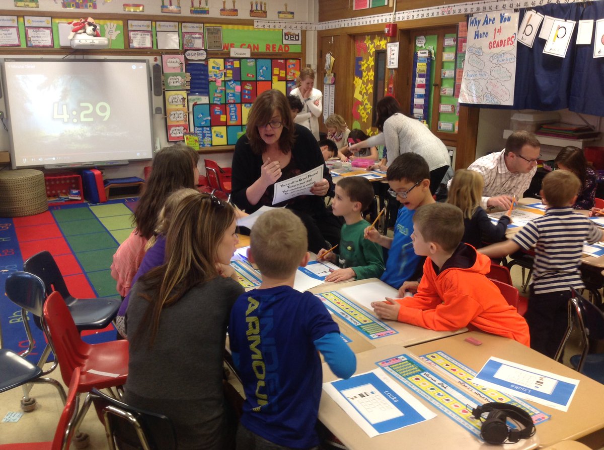 jgraffeo44's tweet photo. WH 1st graders - Mrs. Long's class Breaking Out - putting their heads together and cracking the codes!🤔👊 #WeAre44, #whs44 https://t.co/gg7G8wG93d