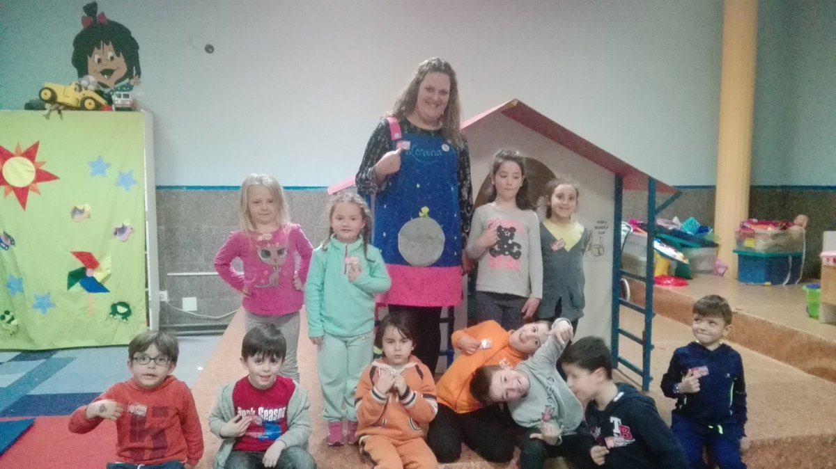 alestecj's tweet photo. L@s niñ@s de la ludoteca celebran el dia de la mujer elaborando un bonito broche y regalandose a las mujeres y hombre de la casadejuventud https://t.co/6ooA9lsOYA