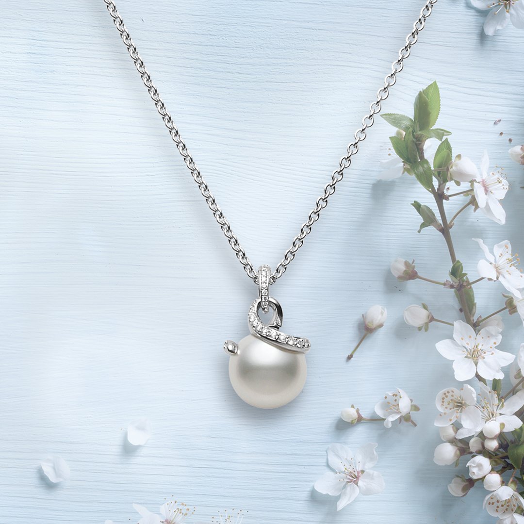 Mikimoto_US's tweet photo. The #TwistCollection features free-form designs intended to showcase the pearl from all angles. https://t.co/MvRM0V6CfC https://t.co/Joa4P2ek88