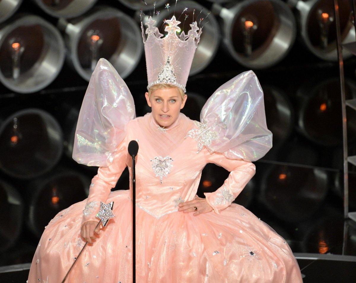 viggle's tweet image. Let's play a #ViggleGame! To be entered to WIN 500 Perk Points, Caption THIS hilarious photo of Ellen!