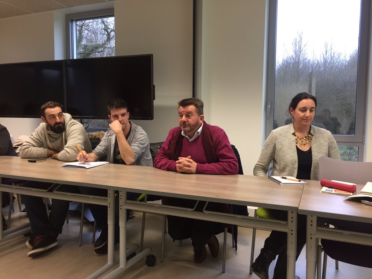 Delacotte1's tweet photo. Préparation Forum emploi saisonnier de Dinard du 18 mars à la CCCE avec  Alain Launay https://t.co/ayfsDHCOAM
