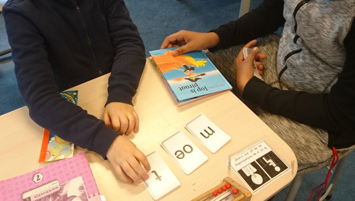 mrdejongh's tweet photo. Werken aan de #kernwaarde "wij zijn goed voor elkaar": groep Saturnus helpt groep Maan dmv #tutorlezen. Trots op onze kanjers! https://t.co/AqB2KLgmyb