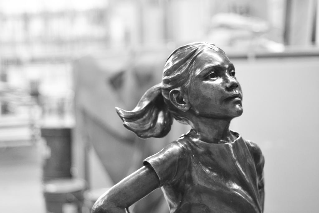 CNN's tweet photo. The bronze statue was installed on Wall Street a day ahead of International Women's Day https://t.co/l8XF5Wwgqg #InternationalWomensDay https://t.co/KW6T4yQHR9