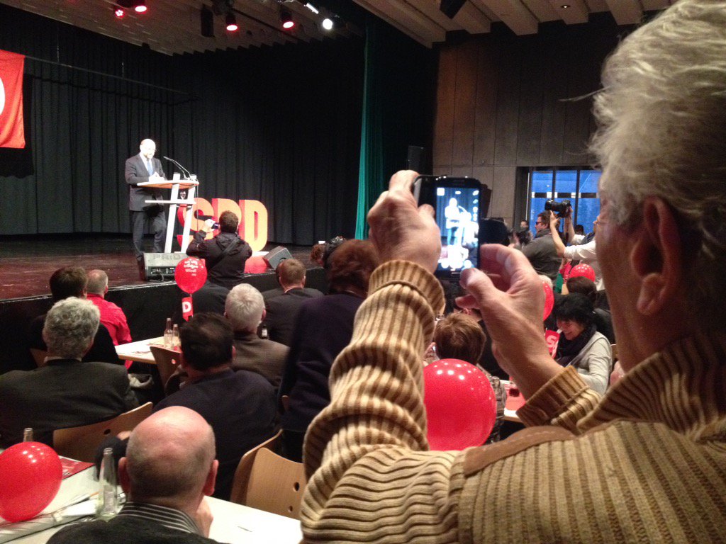 ZDFsaarland's tweet photo. @MartinSchulz in der Heimat seines Vaters in #Spiesen-Elversberg - da wird schon mal der Willi gegrüßt @SPD_Saar https://t.co/Wfh0QkmIbS