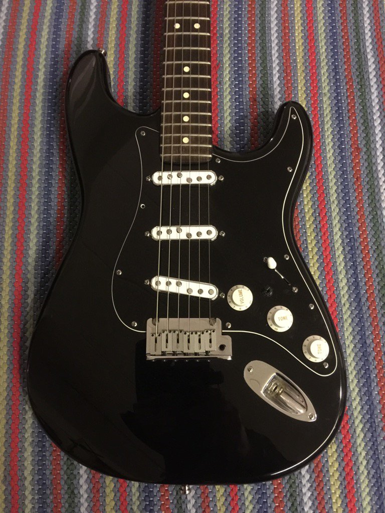 HenryHaverinen's tweet photo. My dark strat w/ dead quiet Salo pickups, series/parallel wiring, bridge+neck pups on 3rd position and .11 flats. https://t.co/3mAVZtHbST