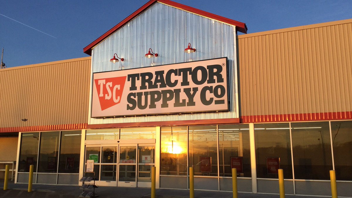 StoutBuilding's tweet photo. We have completed construction on a @TractorSupply in Holton, KS. Good job team. #construction #stoutbc https://t.co/9DZVaexU9f