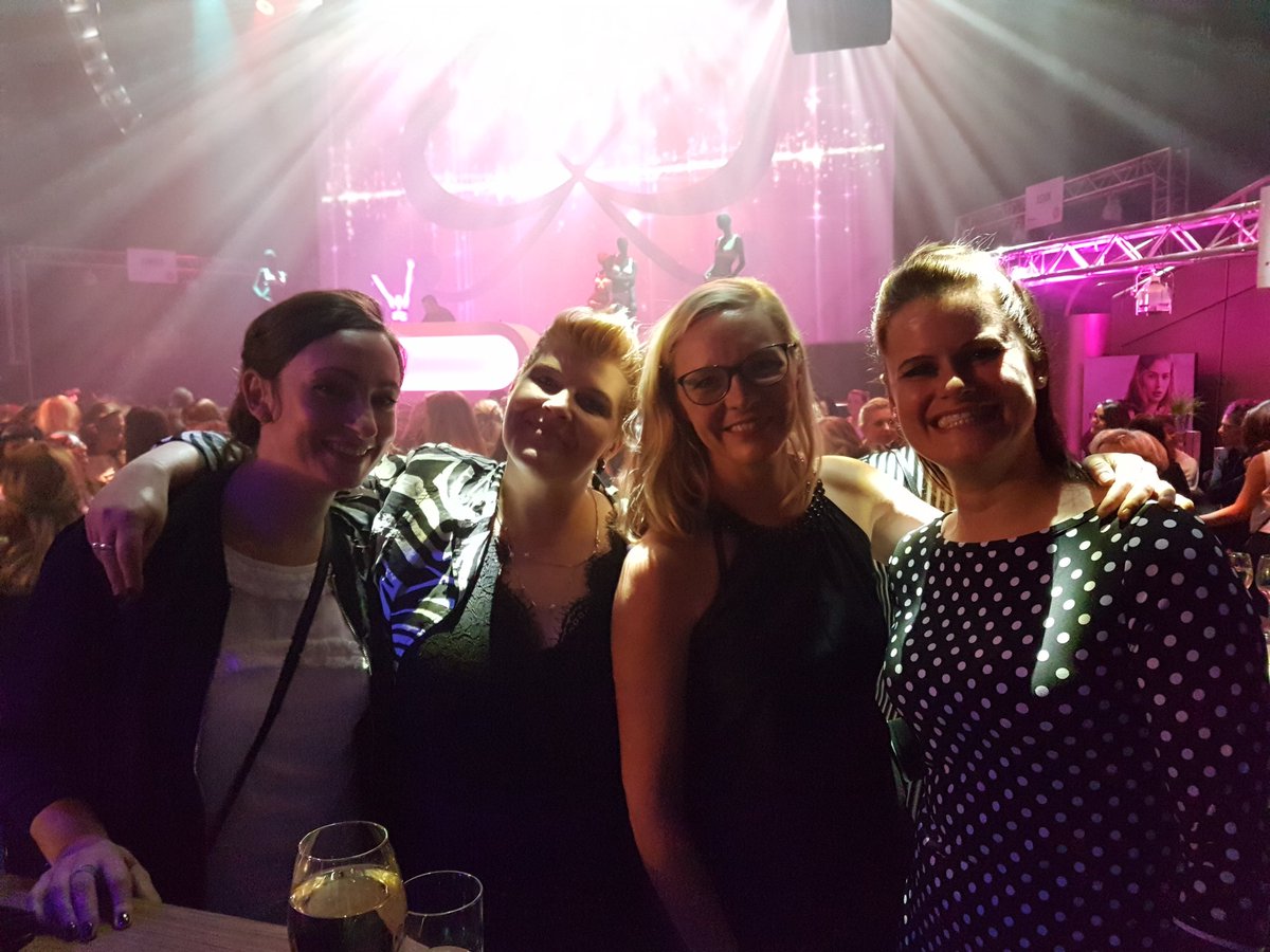 BabettSchmidt's tweet photo. Zeit für ein Foto zusammen ist Immer!
#Brandevent #sheros #hunkemoeller @M_Krieglstein thanks's @Inga751 https://t.co/6W23tc18Hc