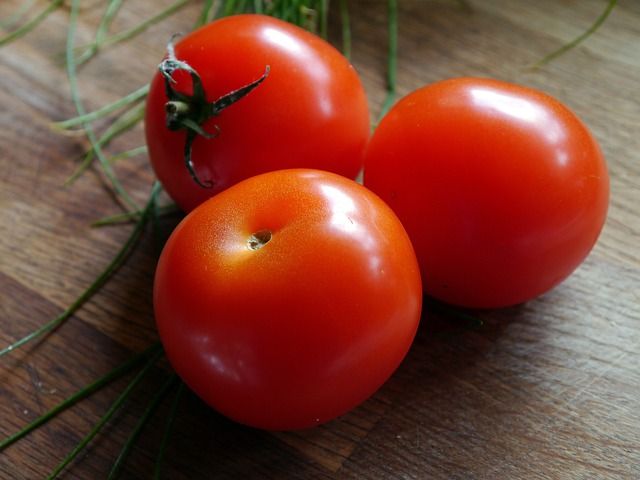 LeavesPureFood's tweet photo. Eating #tomatoes regularly can decrease your #cholesterol by 10%! That's all the convincing we needed for some red sauce on #pasta tonight! https://t.co/tbMHgO9elT