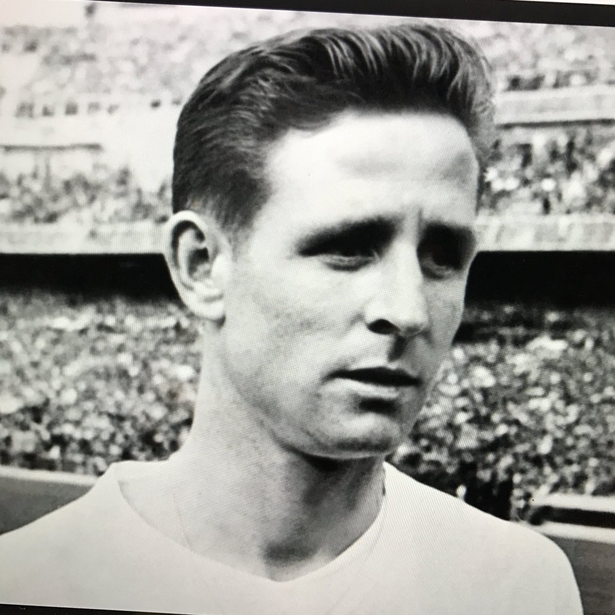 Vibrant hommage ce jour <a href="/Angers/">Ville d'Angers</a> en l'honneur de #RaymondKopa par sa famille et par la grand famille du ⚽️ #Napoleon

Salut l'Artiste !