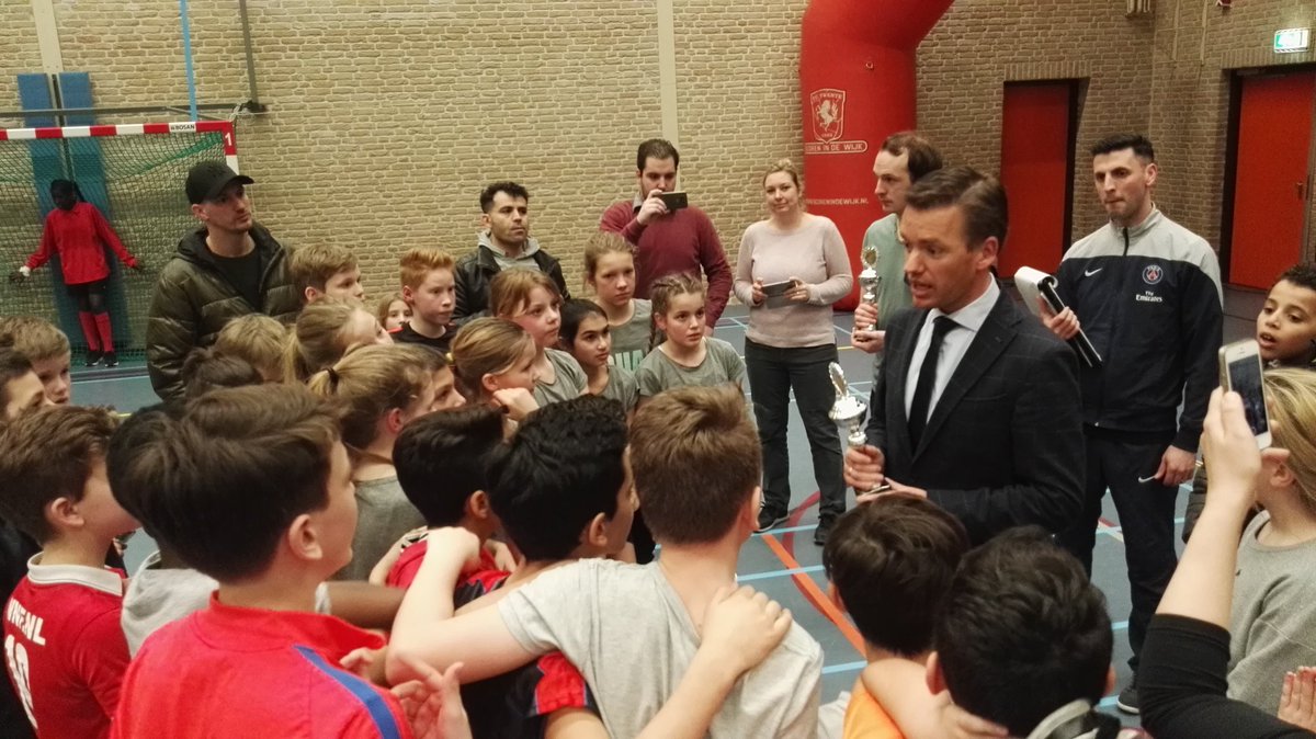 Voorronde <a href="/CruyffCourt6vs6/">Cruyff Court 6vs6</a> E'de Zuid gespeeld. Winnaars <a href="/kbsDeWindroos/">kbs De Windroos</a> (j) en Drakenstein(m) kregen prijs van <a href="/JurgenvanHoudt/">Jurgen van Houdt</a> <a href="/Sportaal053/">Sportaal</a>