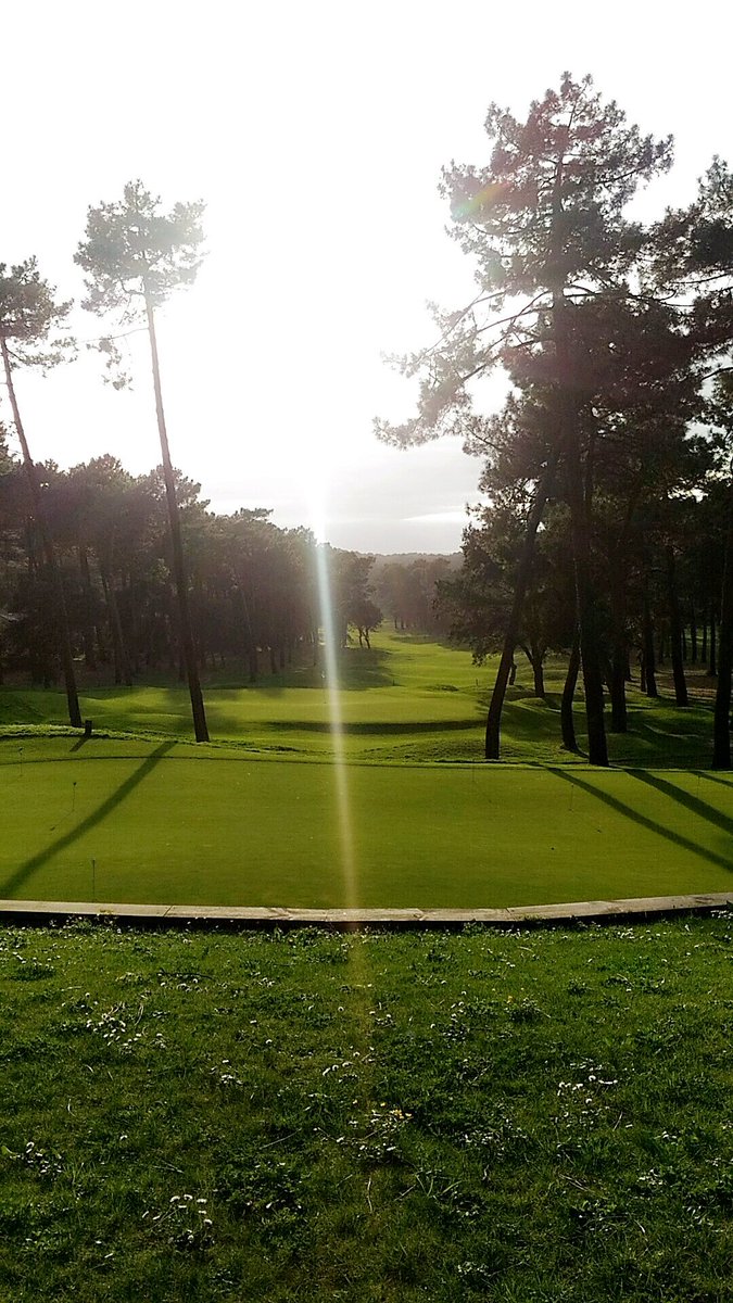 thenuggy's tweet photo. Parfait pour un petit verre de rosé non ? #Golf #Seignosse #BlueGreen #Peinard #Chill https://t.co/84HRYbEx5F