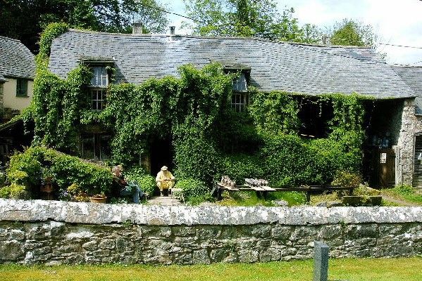MembersNews's tweet image. A worthwhile visit! Anvil Pottery in #North Wales buff.ly/2ikE8Re #Denbigh #pottery #NorthWales