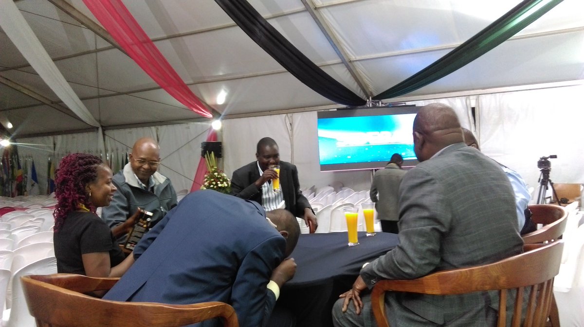 elsierotachi's tweet image. Hey @LarryMadowo &amp;amp; @wgkantai ASK MANDAGO ABOUT CORRUPTION IN UASIN GISHU. Wanatuibia halafu wanakunywa juice hapo #devconference17😢😡#sidebar