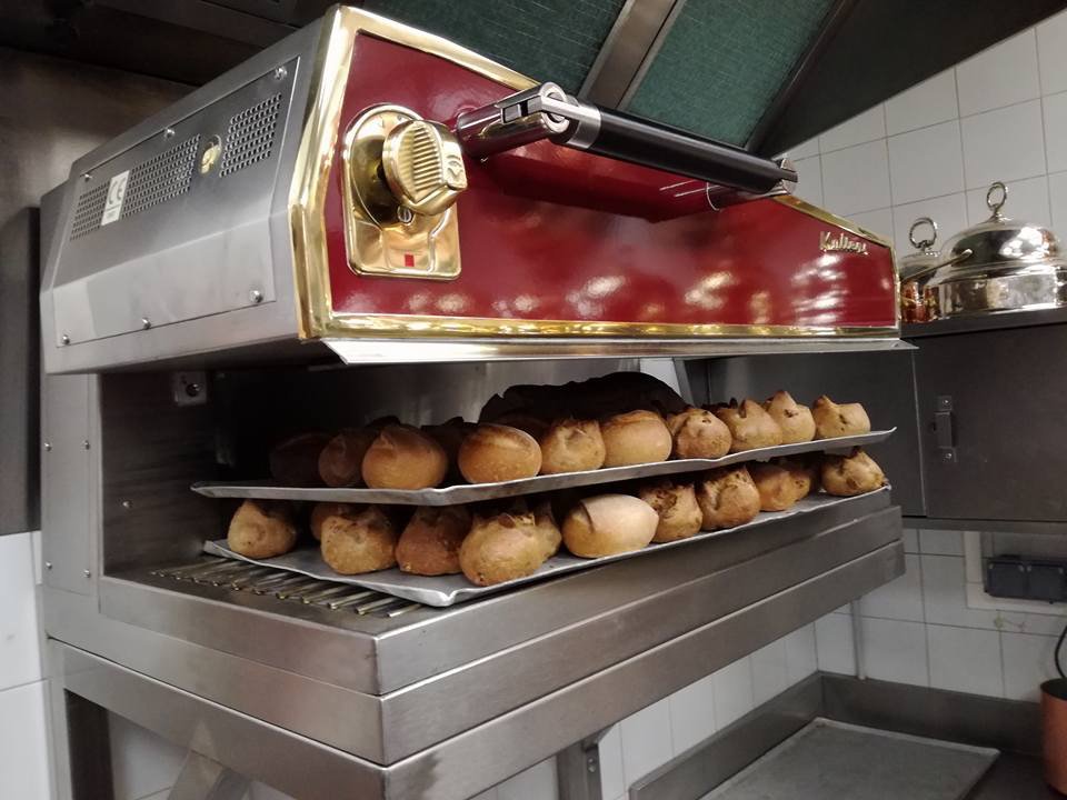 ElectroluxProIT's tweet photo. #TOPKITCHEN #Rollsroyce 
La nostra preziosa  #Molteni nel ristorante di @PaulBocuse [wow] https://t.co/C0sAzcuRcL