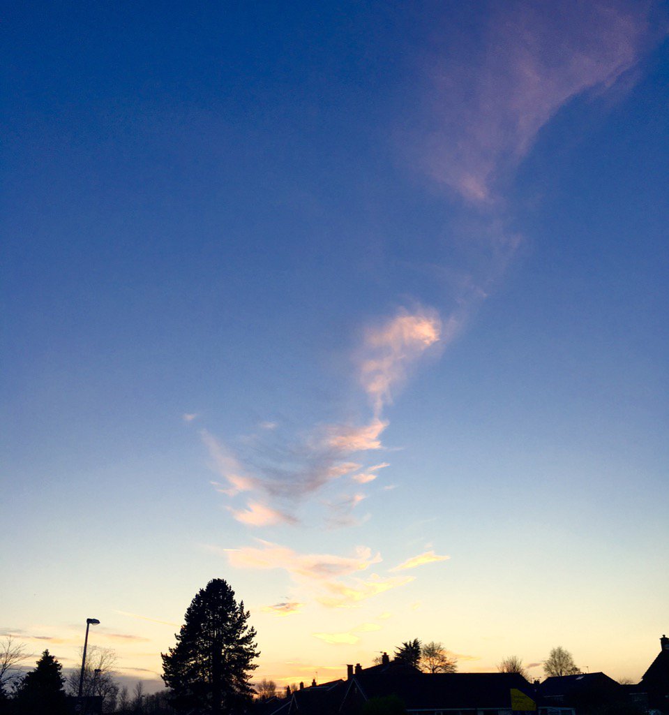 Dusk setting in tonight... urban scene, Preston, NW England <a href="/StormHour/">#StormHour</a> #photography #dusk #sunset #clouds