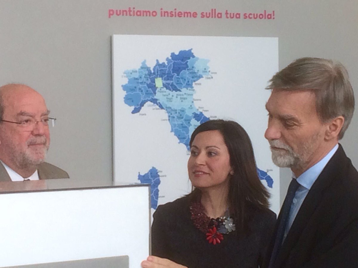 archivalefisi's tweet photo. Illustrazione di #Carouselforlife a @graziano_delrio a @MADEexpo #progettipercrescere @Federlegno @orsini_emanuele @AreaLegno @MarcoUnive https://t.co/5LTD7DKC2L