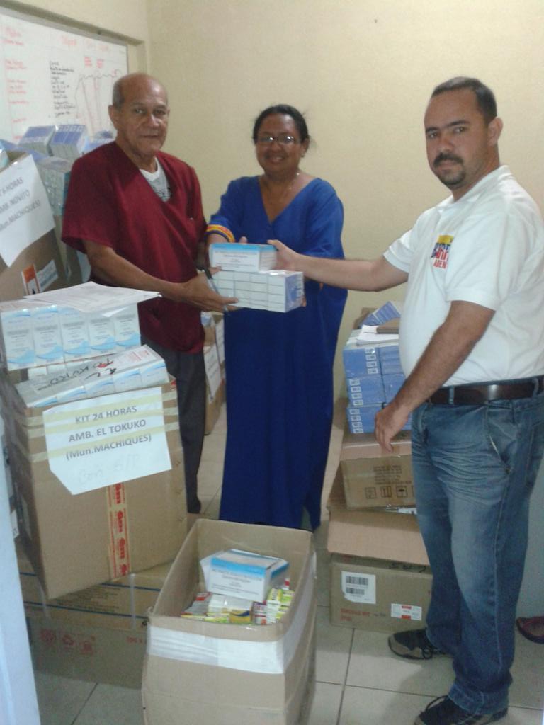 redambulatoriam's tweet photo. Licdo.Adain Nava Coordinador De La Red Ambulatoria Hace Entrega De Medicamentos y Material Quirúrgico En Machiques. https://t.co/J8fUHltfJx