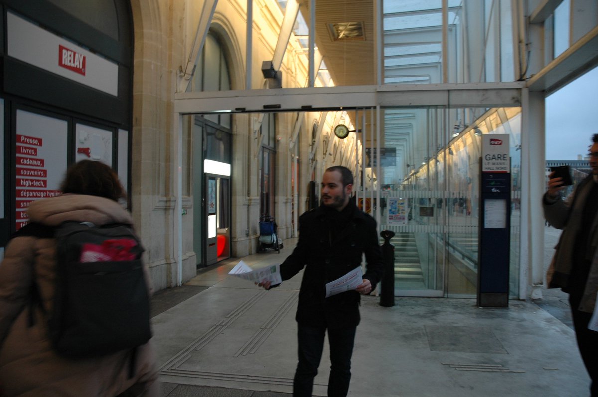 joel7215's tweet photo. #JourneeDesDroitsDesFemmes #8Mars Tractage programme #Hamon2017 #LeMansGare
#Presidentielle2017 @benoithamon @AvecHamon2017 @72AvecHamon https://t.co/sgHOlqYVIB