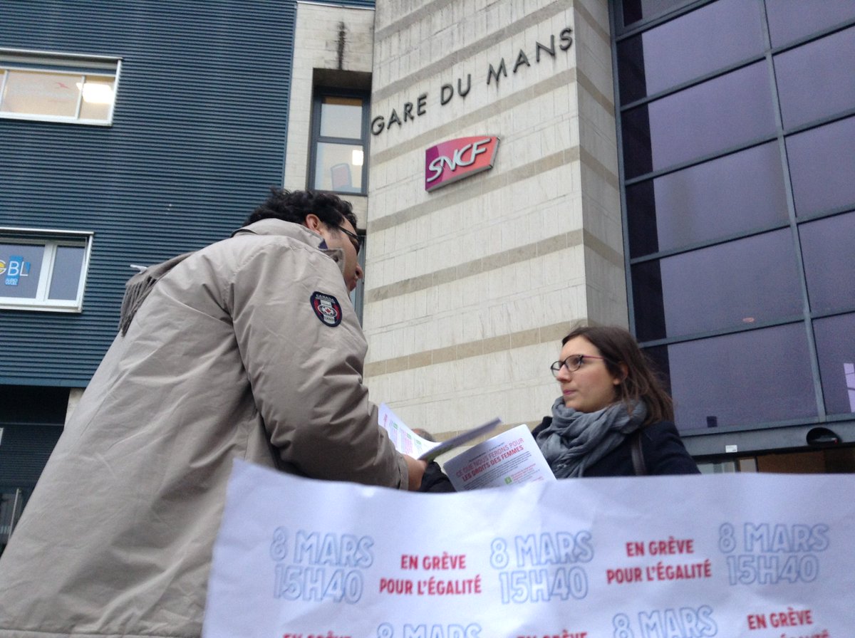 joel7215's tweet photo. #JourneeDesDroitsDesFemmes #8Mars Tractage programme #Hamon2017 #LeMansGare
#Presidentielle2017 @benoithamon @AvecHamon2017 @72AvecHamon https://t.co/sgHOlqYVIB