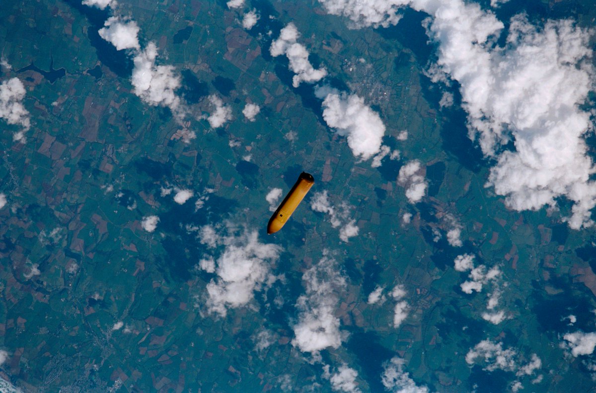 Rainmaker1973's tweet photo. The external fuel tank falls toward Earth during the launch phase of the #STS102 mission, #Today in 2001 https://t.co/asJz5zivmq https://t.co/eTkrGT5V0U