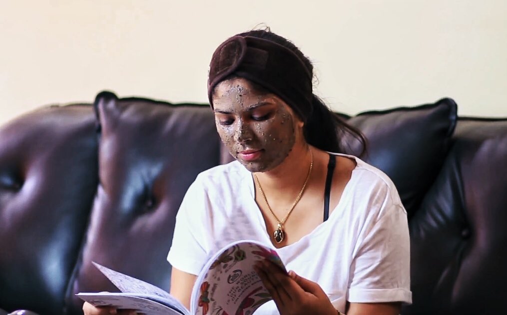 4everMagnifico's tweet image. One of my favourite activity while masking is reading. What's your multi-tasking ability ? #MultiTaskMaster @TheBodyShopIND