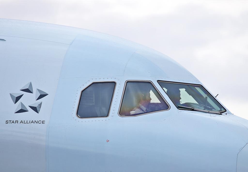 AirCanada's tweet photo. Canada celebration! #Montreal-#Calgary flight for #IWD2017 w/ all-female pilots, flight attendants &amp; ground crews. @aeroportsMTL @FlyYYC https://t.co/5yFYymyy5t