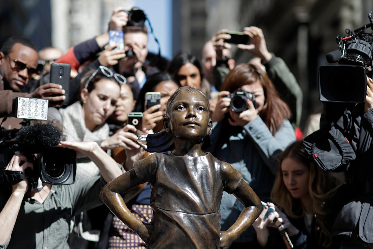 chicagotribune's tweet image. A "Fearless Girl" has been placed in front of Wall Street's famous bull in time for International Women's Day. trib.in/2mZqxla