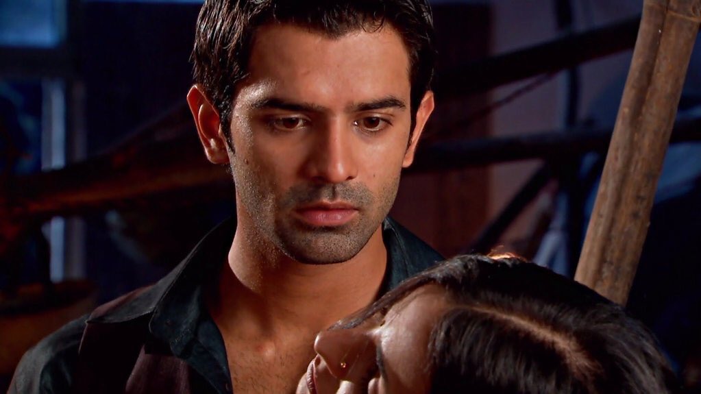 IPKKND_Fanclub's tweet photo. Arnav stares at Khushi without fear of repercussion and he lifts her up and takes her to his car, a hero’s walk! https://t.co/R4embQX8zN