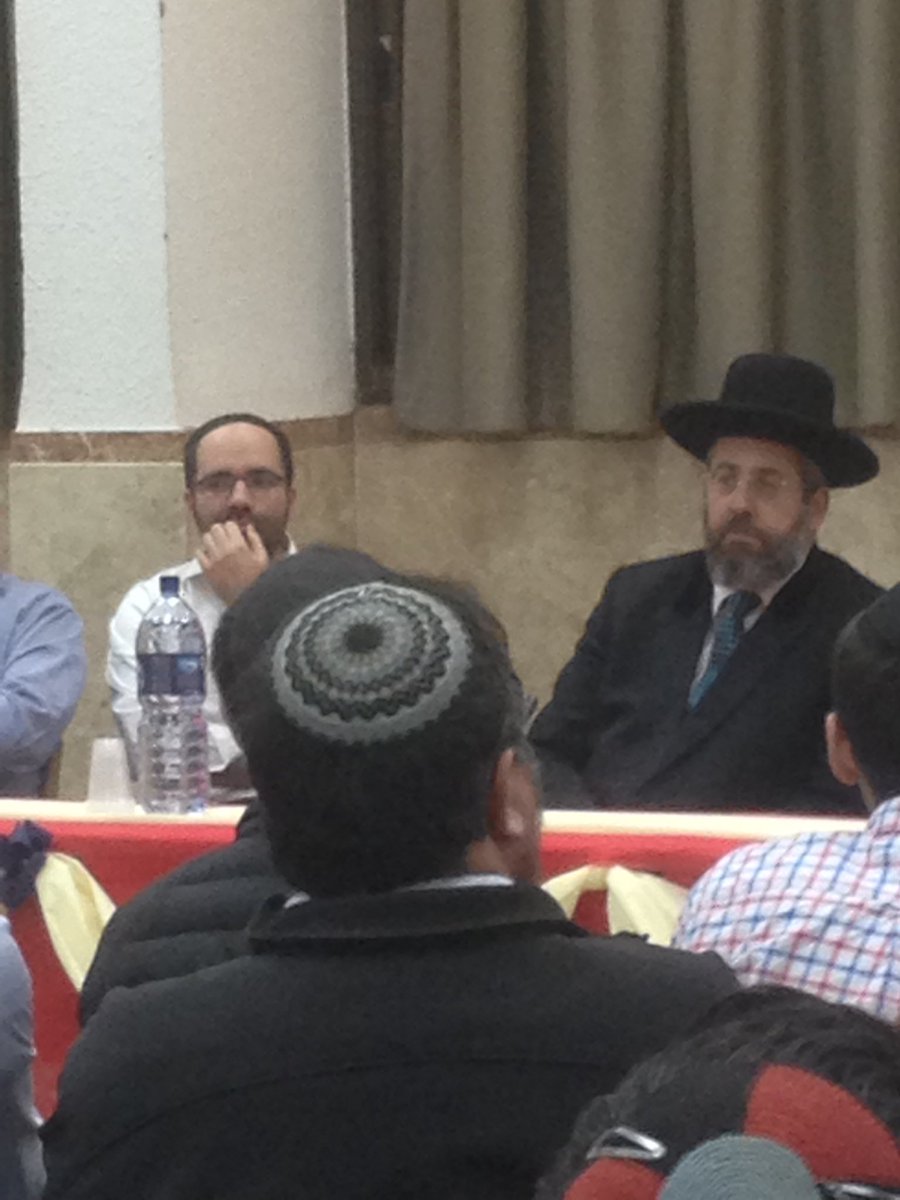 shaalvimhock's tweet photo. Two massive Talmidei chachamim next to each other @Shaalvim #ימים https://t.co/qWyDalXRHt