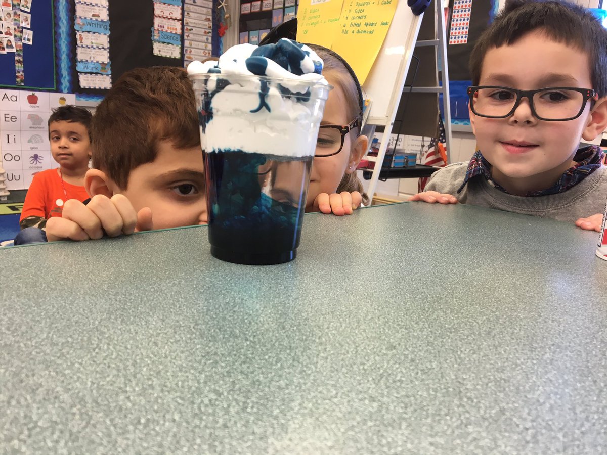 ScovillSmarties's tweet image. Making it rain in kindergarten today! 🌧 #cloudexperiment #miniscientists #watercycle @CatenaColts