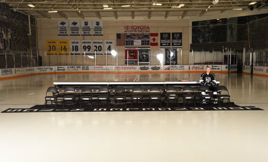 LAKingsPR's tweet photo. Shot the annual team photo today.  Will post it once it is selected.  We know who was not late for the pic - @13KCliffy https://t.co/0yL2UNIqUH