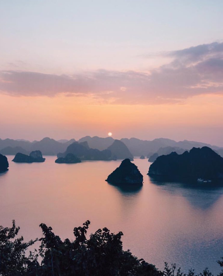 coffee_n_mtns's tweet photo. Halong Bay, Vietnam https://t.co/6sLBJTHdaH