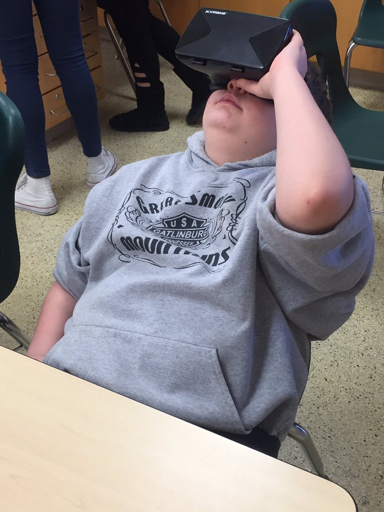 SMSMrsUnger's tweet photo. Testing out our new virtual reality viewers #makingmedizzy https://t.co/NEoNSEbfBs
