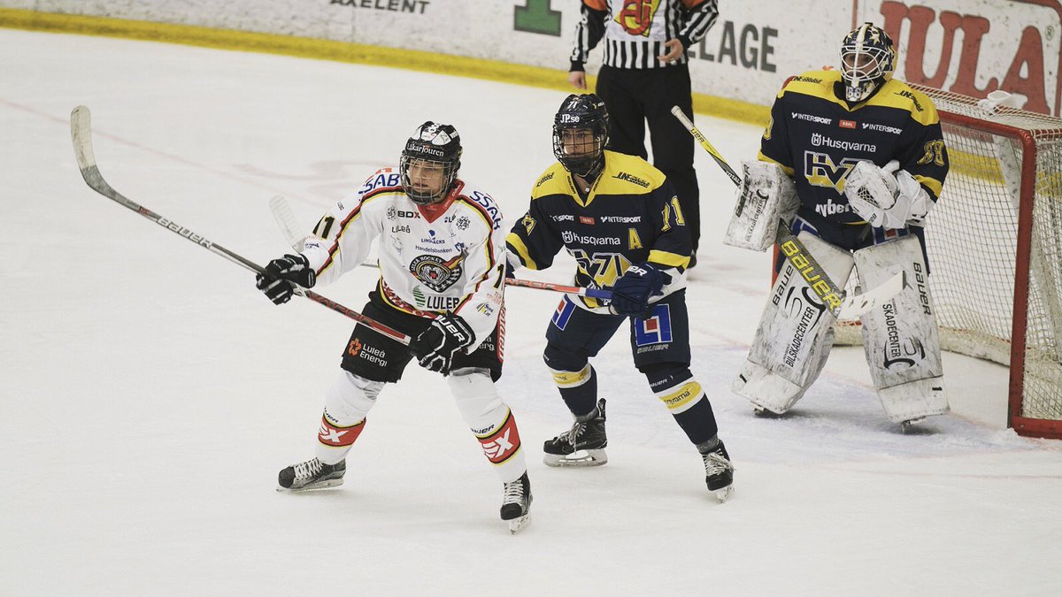 HV71's tweet photo. HV71 Dam vinner semifinalen mot Luleå med 4-3 efter straffar. Riikka Välilä stor matchhjälte med sina tre mål. #hv71 #nattmatchen https://t.co/uclapjzuab